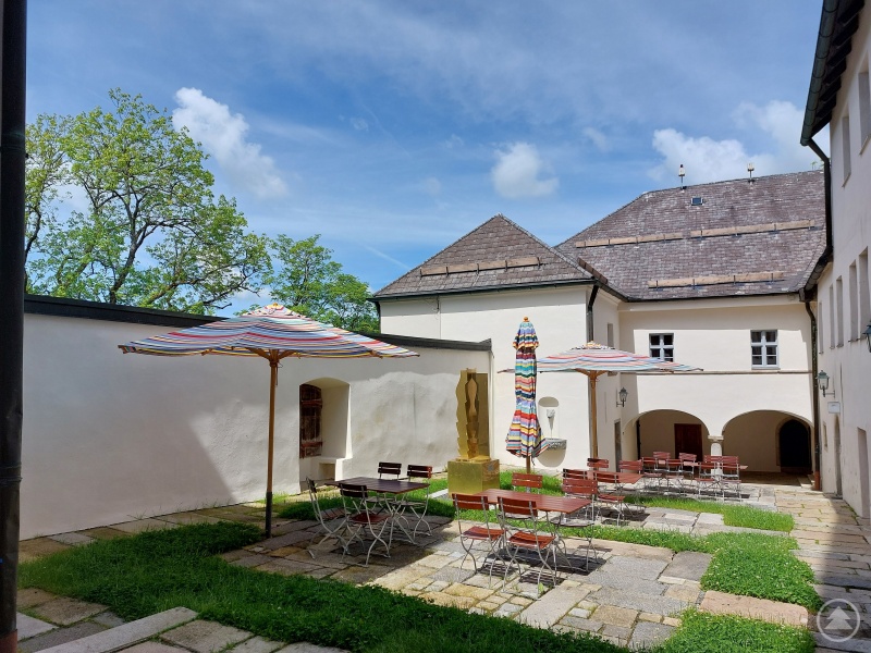 Frisch herausgeputzt für die Sommersaison präsentiert sich der Innenhof von Schloss Wolfstein, bereit für die Premiere des allerersten Sommerfestes. MM 2024-07-17 Sommerfest auf Schloss Wolfstein Landkreis läutet die Ferien mit Open-Air-Konzert von The Double Trouble ein Bild Innenhof.jpg