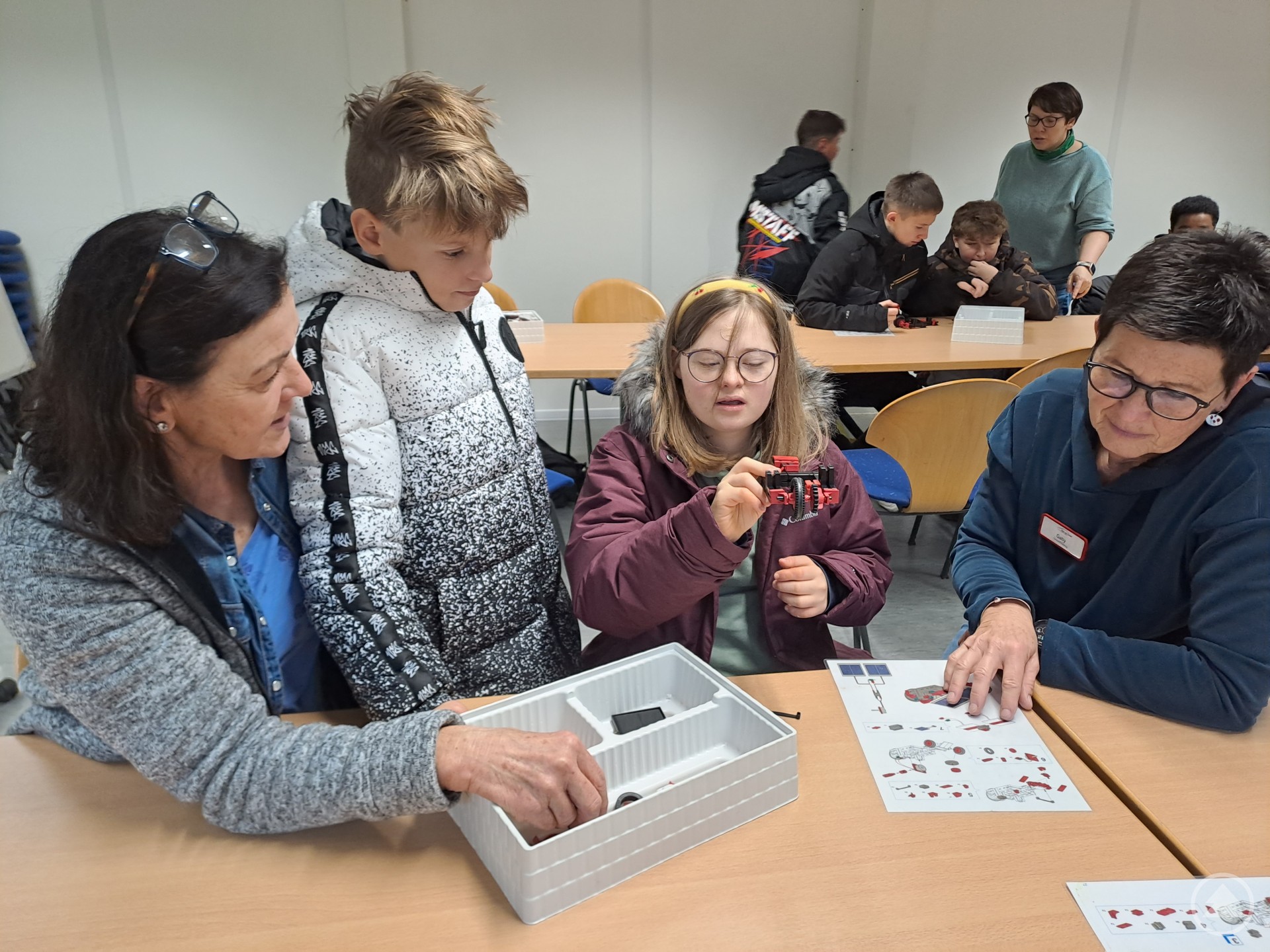 Antonia hat es geschafft. Ihr Solar-Auto rennt. Die Schülerin des Caritaszentrums Don-Bosco zeigt es voll Stolz dem Kollegen Leon. Mit dabei die Betreuerin Annette Weishäupl-Keim (li.) und die Umweltpädagogin Gabriele Steinbeisser-Rieger (re.)