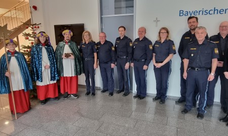 Heilige Drei Könige besuchen die Direktion der Bayerischen Grenzpolizei
