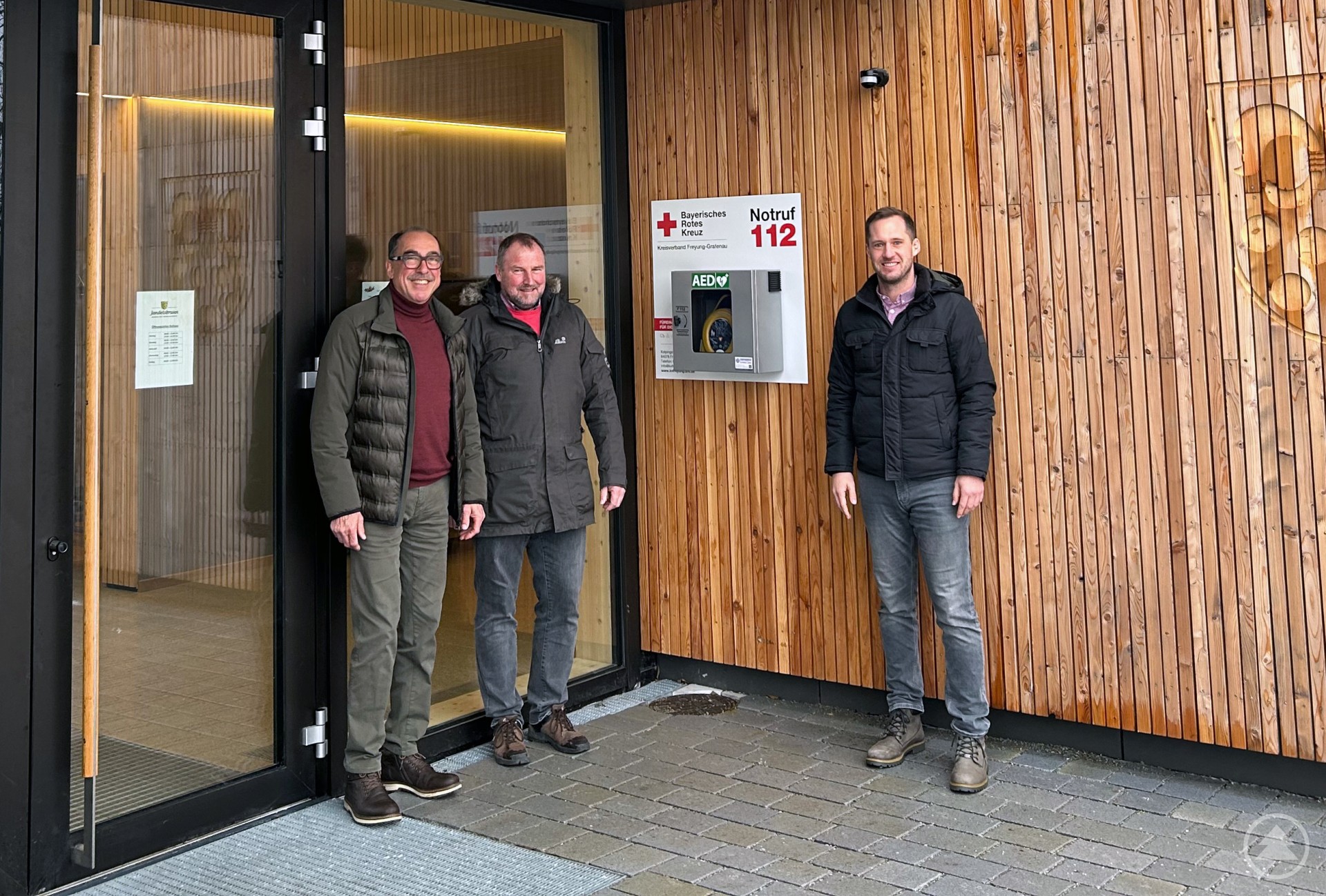 Die Unterstützer freuen sich über die neue lebensrettende Anschaffung (v.l.): Stellv. Landrat Franz Brunner, Bürgermeister Roland Freund, Geschäftsstellenleiter GesundheitsregionPlus René Kurtz.
