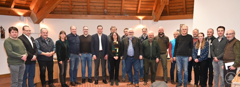 Landrat Sebastian Gruber mit den Vertretern der Waldbesitzer und Jäger. MM 2025-03-24 Fachgespräch Jagd und Forst 2025.jpg