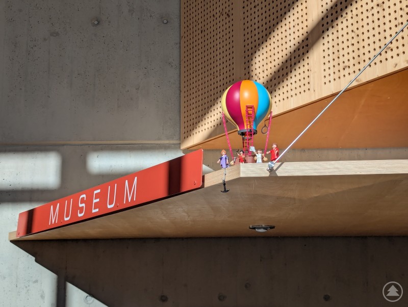 Playmobil-Installation mit Heißluftballon im Museum Quintana