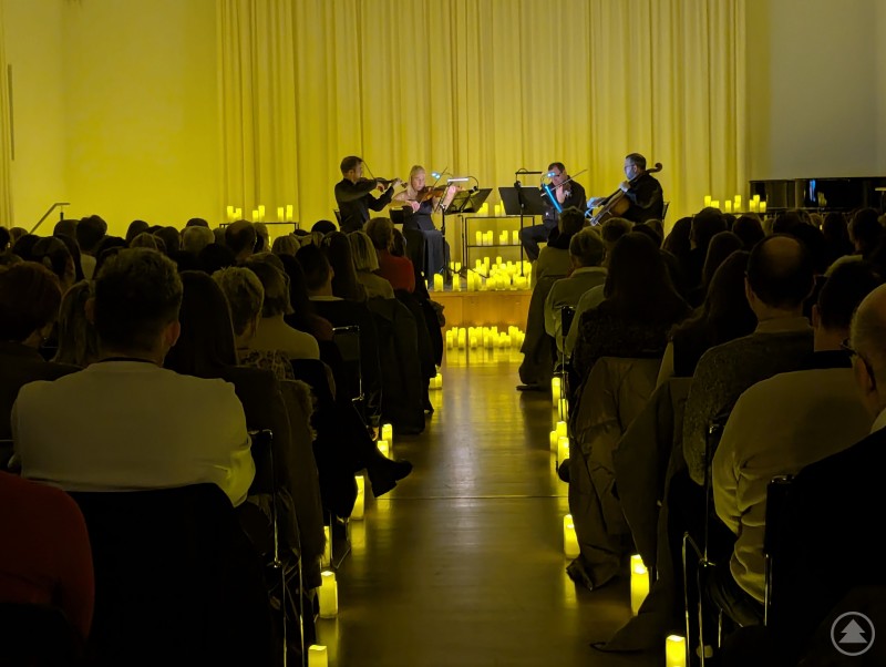 Klassisches Streichquartett spielt Popmusik im Kerzenschein