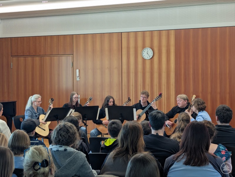 Das Gitarrenensemble der Berufsfachschule verzauberte das Publikum mit einem leidenschaftlichen Tango. 6-köpfiges Gitarrenensemble mit klassischen Gitarren