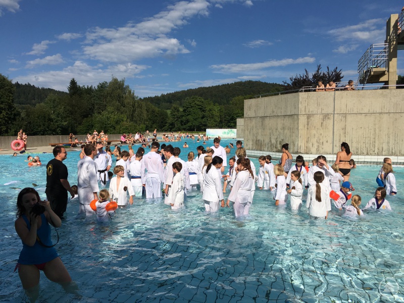 Die Teilnehmer im Freibad.
