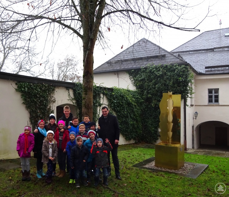 Landrat Sebastian Gruber mit den Kindern der Landkreisbeschäftigten im Innenhof des Schlosses Wolfstein
