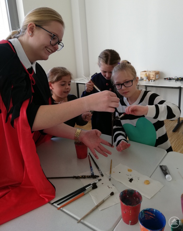 Jana Fuchs alias „Hermine” aus „Harry Potter“ hilft beim Zauberstabbasteln.