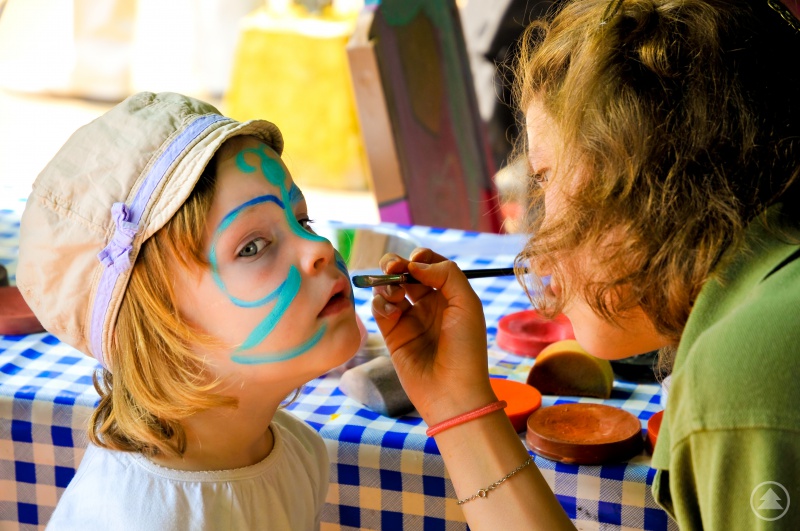 Das Kinderschminken wird sicherlich bei den jüngeren Besuchern sehr beliebt sein.
