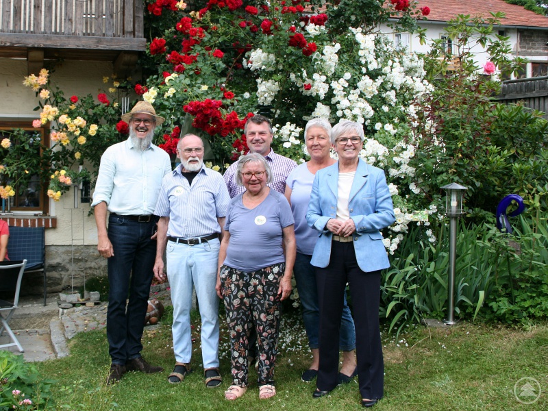 Über den großen Zuspruch am Tag der offenen Gartentür freuten sich gemeinsam (von rechts) Landrätin Rita Röhrl, Gartenbauvereinsvorsitzende Rosi Raith, Bürgermeister Alois Wildfeuer, Veronika und Jo Dalloz und Gartenfachberater Klaus Eder.