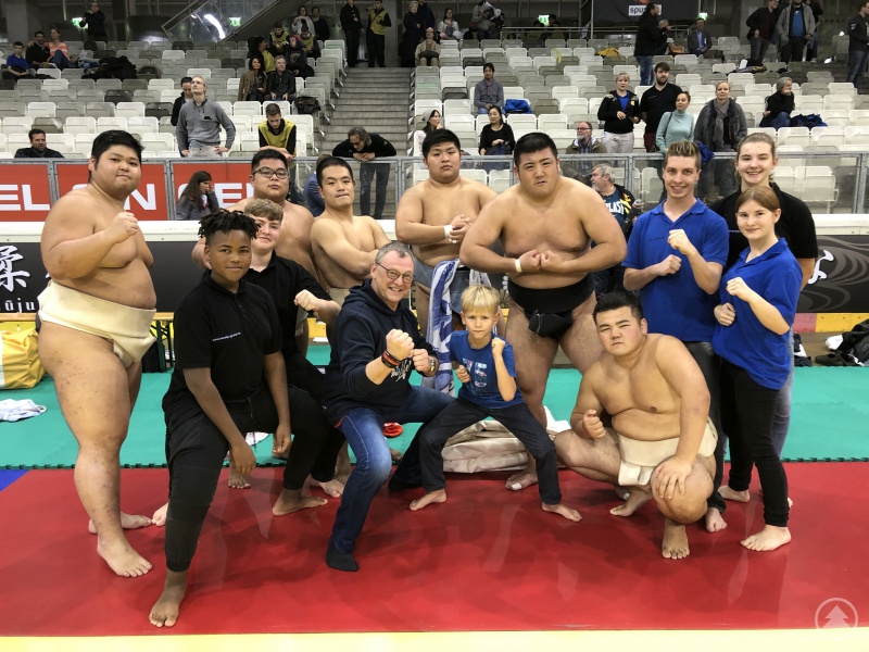 Einige mitgereiste Teilnehmer (Siyanda Lang, Florian Haidn, Paul Gruber, Leonidas Tischler, Julian Reiß, Julia Kaser, Julia Tiefenböck, alle 2. Karate Club Bayerwald) in Mitte der Sumo-Ringer.