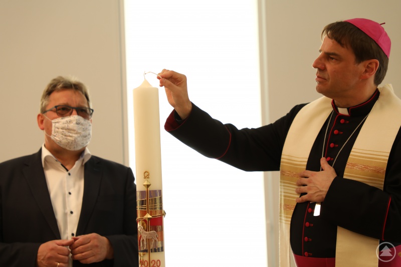 In der neuen Kapelle als „Herz des Hauses“ entzündete der Bischof im Beisein von Caritasvorstand, Diakon Konrad Niederländer, die Osterkerze. Der Diakon hatte die Kerze als Zeichen für den auferstandenen Christus gestiftet.