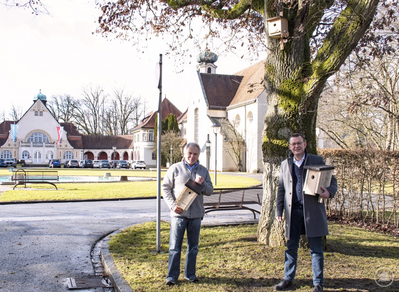 von links: Otto Baumann, Bereichsleiter Außenanlagen und Klinikdirektor Uwe Böttcher zeigen einige der Vogelbehausungen auf dem Klinikgelände.