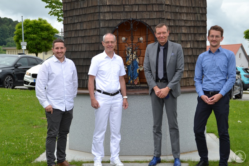 Geschäftsführer Marcus Plaschke (2. von re.), Teamleitungen der Facharztzentrum gGmbH Lars Jostmeyer (re.) und Johannes Halser (li.) freuen sich auf die gute Zusammenarbeit mit Dr. Johannes Gusinde im MVZ Freyung.