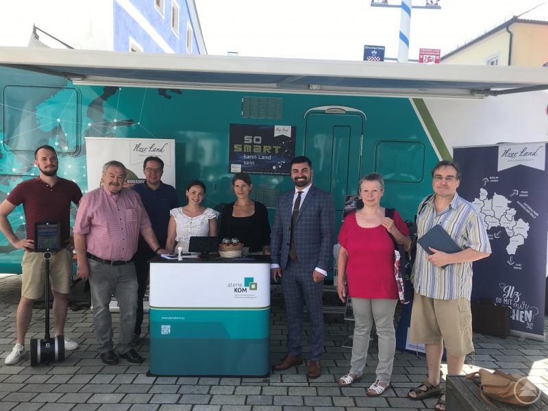 Bundestagsabgeordneter Muhanad Al-Halak machte sich beim Halt des Infobusses in Perlesreut selbst ein Bild und zeigte sich von Smart City begeistert. (v.l.: Infobus-Mitarbeiter Jacob Behrendt von polidia, 1. Vorsitzender ILE Ilzer Land Werner Weny, 1. Bürgermeister Perlesreut Gerhard Poschinger, Projektleitung „Smart City“ Lena Schandra, Infobus-Mitarbeiterin Melina Merling von atene KOM, Bundestagsabgeordneter Muhanad Al-Halak, Marion und Peter Kretschmer vom Grünen Ortsverband Perlesreut.)