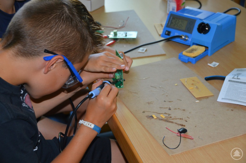 Fleißig wurde gelernt und gelötet.