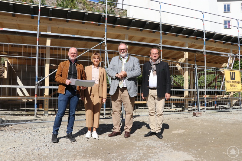 Baureferent Wolfgang Seiderer (v. links), Ordnungsreferentin Karin Schmeller, Oberbürgermeister Jürgen Dupper und Kulturreferent Dr. Bernhard Forster begutachten den Bau des neuen Mehrzweckschuppens.