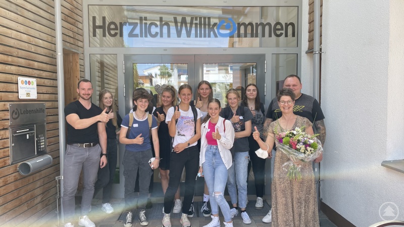 Wohnheimleiterin der Lebenshilfe Grafenau, Eva-Maria Lindner und Alexander Wagner (stellvertretender Heimleiter), Maximilian Nothaft (links) sowie die Schülerinnen.