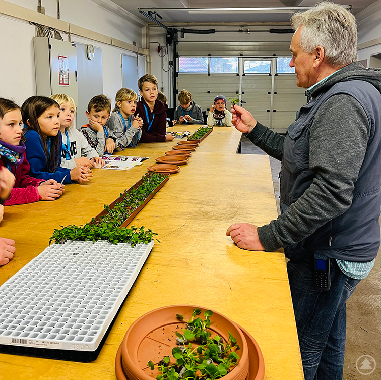 Spannende Einblicke beim gemeinsamen Ansähen in der klinikeigenen Gärtnerei in Mainkofen.