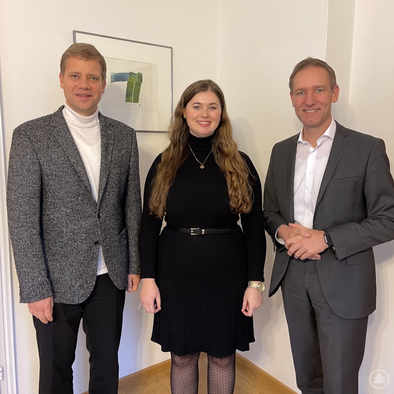 (von links): 1. Vorsitzender und Bezirkstagspräsident Dr. Olaf Heinrich, Christina Tanosova, 2. Vorsitzender und Regierungspräsident Rainer Haselbeck