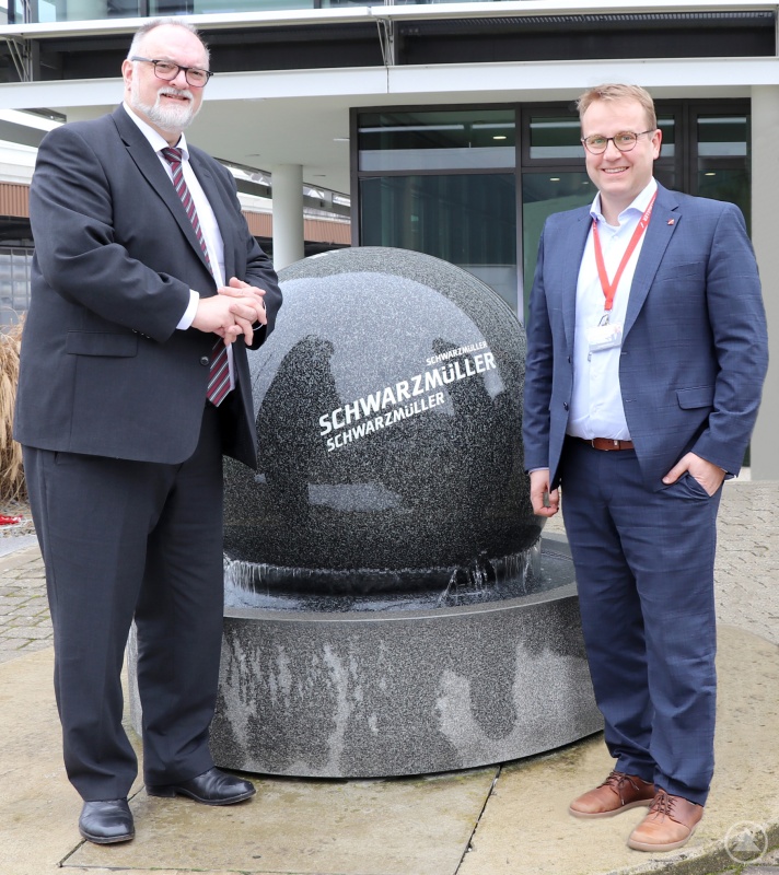 In der Unternehmenszentrale in Hanzing besiegelten Oberbürgermeister Jürgen Dupper (links) und Dr. Christoph Schöndorfer, Bereichsleiter Technologie und Innovation, das Sponsoring der Schwarzmüller Gruppe für den INN.KUBATOR Passau.