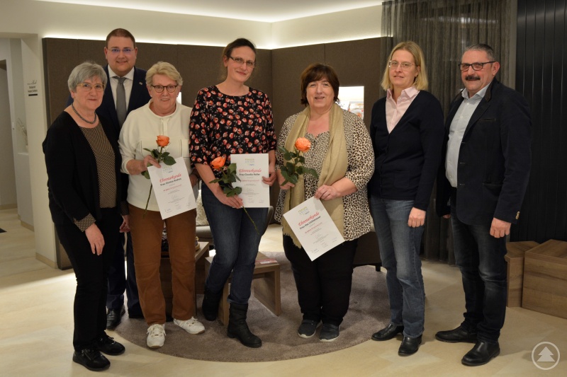 Ehrung langjähriger FU-Mitglieder: Ortsvorsitzende Johanna Kössl (1. v. links) und Kreisvorsitzende Christine Engel (2. v. rechts) dankten Christa Andres (40 Jahre; 3. v. links), Claudia Haller (35 Jahre; 4. v. links) und Ilse Lichtenauer (25 Jahre; 3. v. rechts) für ihr langjähriges Engagement in der Frauen-Union. CSU-Ortsvorsitzender Otto Christoph (1. v. rechts) und JU-Ortsvorsitzender Christoph Weishäupl (2. v. links) gratulierten den Geehrten.