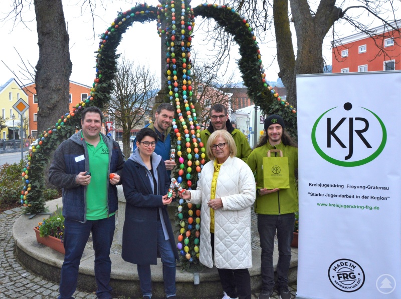 Der Kreisjugendring, vertreten durch Geschäftsführer Tim Weidinger (l.), Vorstand Georg Peschl (2. v. r.) und Betreuer Eli Müller (r.) freuen sich mit den Mitgliedern der Fairtrade-Steuerungsgruppe des Landkreises (v.l.) Nina Stelzl, Martin Wagner und stellv. Landrätin Helga Weinberger über die gelungene Oster-Schnitzeljagd.