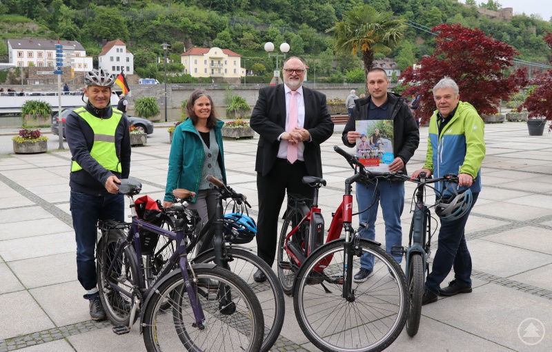 Oberbürgermeister Jürgen Dupper (Mitte) freut sich gemeinsam mit v. l. Referent Werner Lang und Dienststellenleiterin Heidemarie Bartl (für das Team „Stoderer“ der Stadtverwaltung Passau), Udo Kolbeck (Referent für Stadtentwicklung und Mobilität) und Tomislav Vujcic (Dienststelle Verkehrsplanung) auf das Stadtradeln 2023.