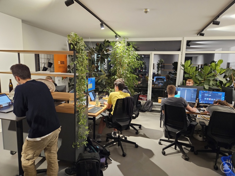 Der CoWorking-Bereich des GreG FRG wurde zur grünen Arbeitszentrale des 12. BAYERWALD hackathons in Freyung.