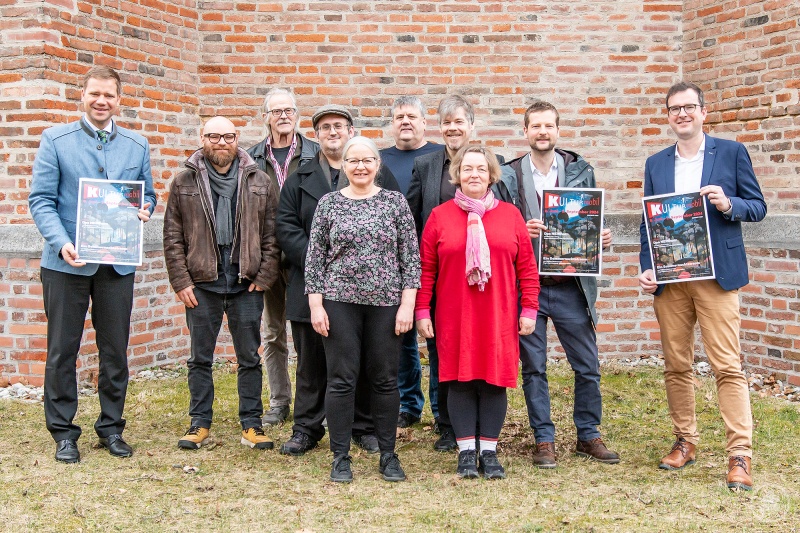 Im Bild v. l.: Bezirkstagspräsident Dr. Olaf Heinrich, Sebastian Kamm, Regie Kinderstück, Gerhard Schuller, Bühnentechnik, Sebastian Goller, Regie Abendstück, Sabine Tanriyiöver, Maske, Norbert Wengorz, Bühnentechnik, Martin Kubetz, Musik, Claudia Weinhart, Ausstattung, Dr. Laurenz Schulz, Intendanz, Bezirksheimatpfleger Dr. Clemens Knobling