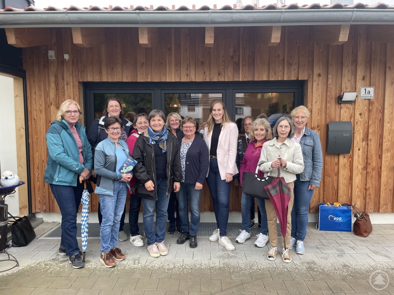 Dr. Elisabeth Zettner, Frauen Unions Kreisvorsitzende (fünfte von links), und Agnes Brücklmayer, Europalistenkandidatin (fünfte von rechts), mit den Teilnehmerinnen der Frauen Union Kreis Regen Foto: Clara Brücklmayer