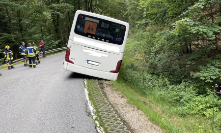 Bus in Graben in Saldenburg gerutscht – keine Verletzten