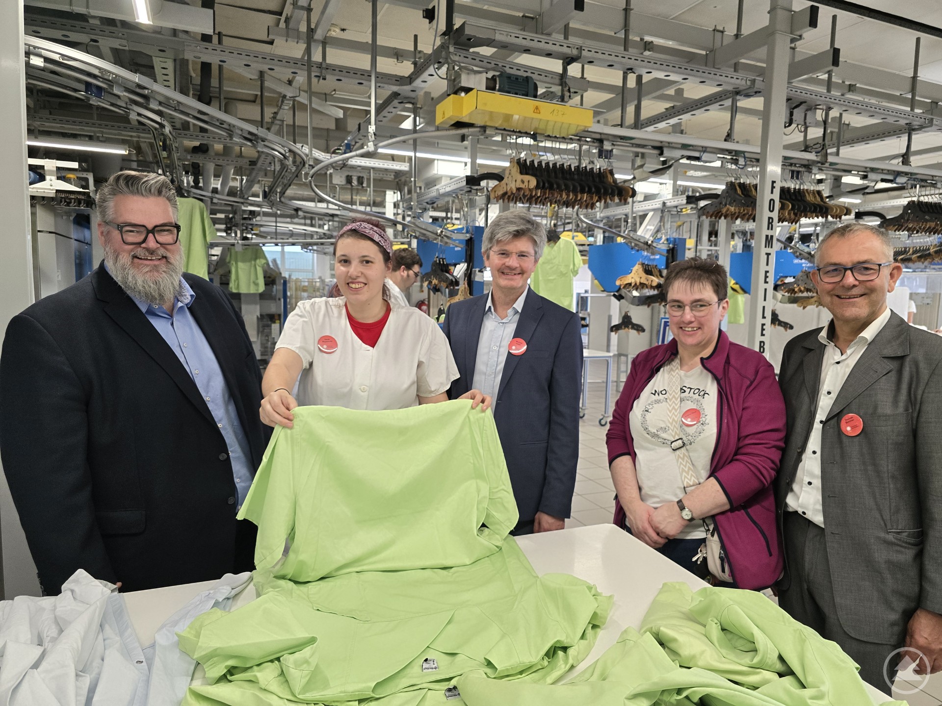 Das Klinikum Passau ist der größte Partner der Caritas-Wäscherei (v.li.) Bürgermeister Andreas Rother beim Rundgang mit Sarah Mayerhofer, Werkstätten-Leiter Michael Holler, Andrea Pauli und Wäschereileiter Thomas Sommer.