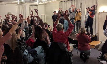 Volles Haus beim Poetry Slam zum 70. Jubiläum der Deggendorfer Stadtbibliothek