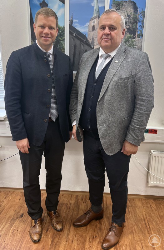 Diskutierten über die Gründung eines EVTZ: Bezirkstagspräsident Olaf Heinrich (links) und der Pilsener Kreisrat Libor Picka. BesuchPilsen2025_Febr_pr.jpg