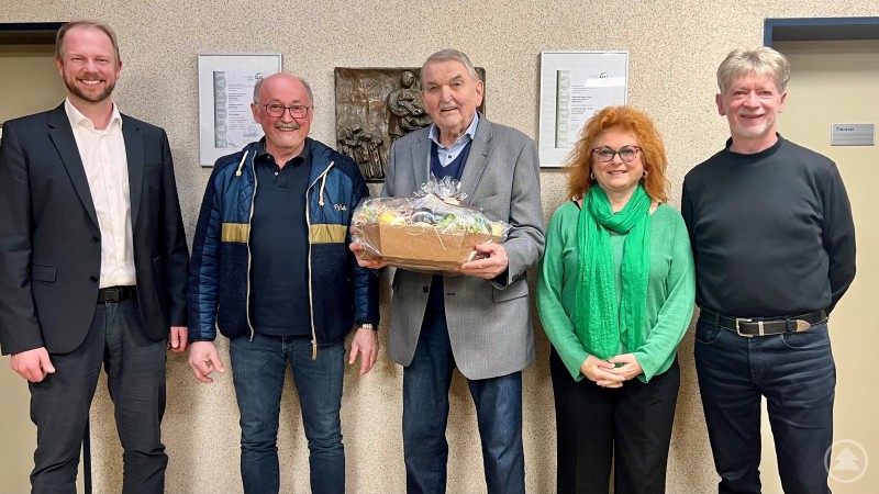 Bei der Verabschiedung: (von links) Geschäftsführer des Schlachthofes Luitpold Kinninger, Stv. Beiratsvorsitzender Johann Heindl, ehemaliger Beiratsvorsitzender Josef Reischl, Stadträtin Erika Träger, neuer Beiratsvorsitzender Franz Prügl Auf dem Bild sind fünf Personen zu sehen, die gemeinsam vor einer Wand mit gerahmten Zertifikaten posieren. Die zentrale Person (Mitte) hält einen Geschenkkorb in den Händen, was auf eine Ehrung oder ein Jubiläum hindeutet. Alle Personen wirken freundlich und feierlich gekleidet – von Anzug bis Freizeitkleidung. Die Stimmung scheint wertschätzend und freudig zu sein. Es handelt sich vermutlich um eine Übergabe, Ehrung oder ein kleines Jubiläum im Vereins- oder Unternehmensumfeld.