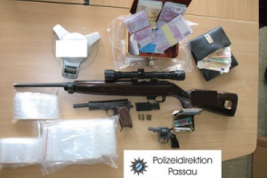 Knapp 1,4kg Marihuana, Waffen, Munition sowie Bargeld sichergestellt
