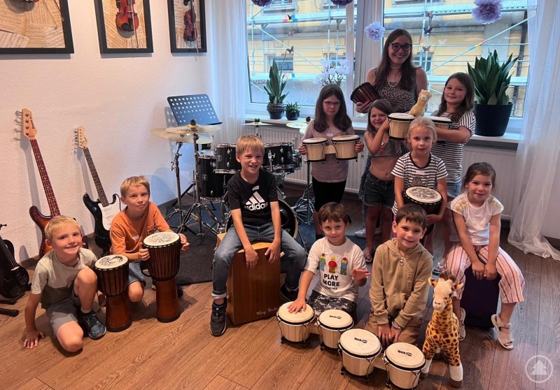 Gruppenfoto mit allen Kindern der Trommelgruppe und Manuela Holmer