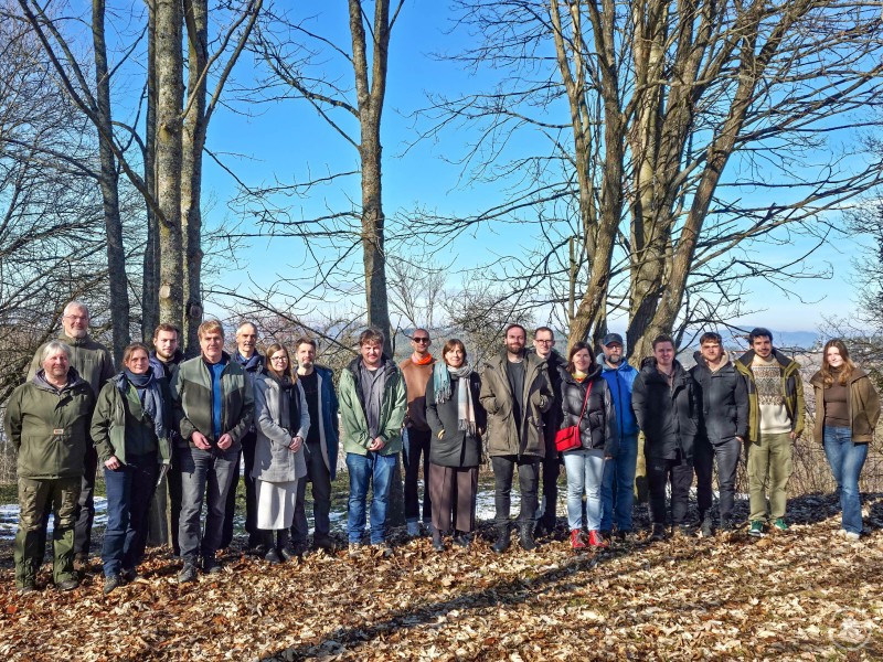 Forscher aus den Nationalparken Bayerischer Wald und Šumava wollen den Einfluss des Bibers auf Ökosysteme und Arten untersuchen. Eine Gruppe von Forschern und Mitarbeitenden der Nationalparke Bayerischer Wald und Šumava steht im Herbstwald zwischen hohen, blattlosen Bäumen und blickt in die Kamera.