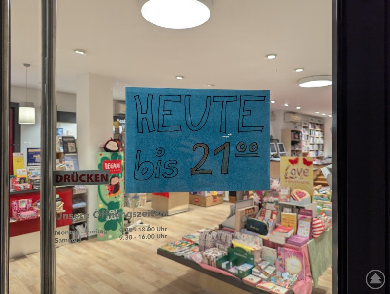 Selbstgeschriebenes Schild mit verl&auml;ngerten &Ouml;ffnungszeiten bis 21:00 Uhr