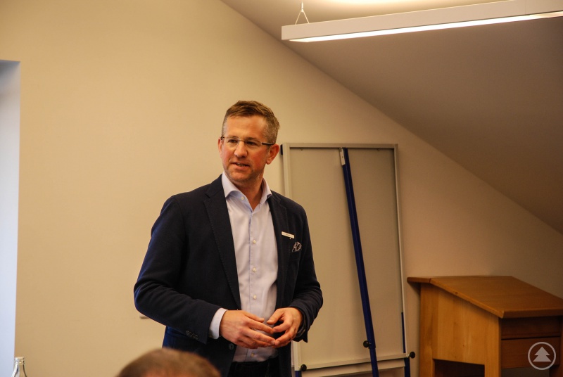 Geschäftsführer Christoph Huber stand im Anschluss an den Firmenrundgang noch für viele Fragen der Wirtschaftsjunioren zur Verfügung.