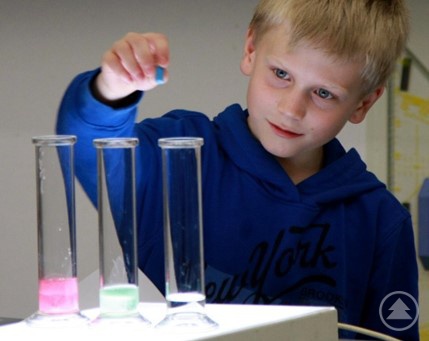 Ein Schüler forscht am LLG