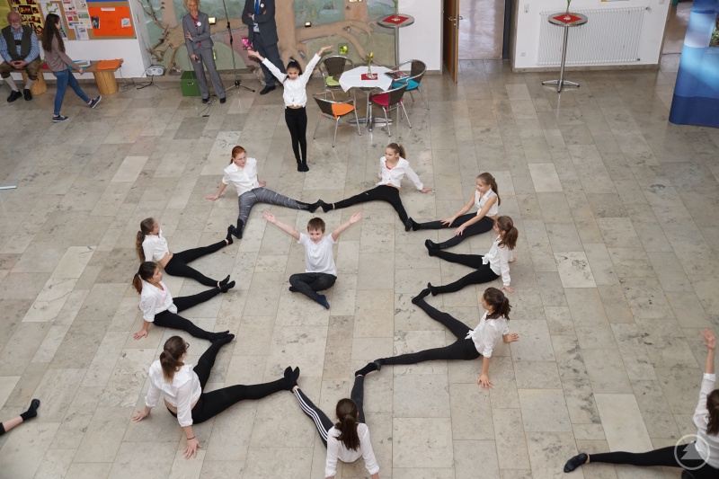 Die Tanzgruppe der Unterstufe begeistert mit Rhythmik und Tanzfreude