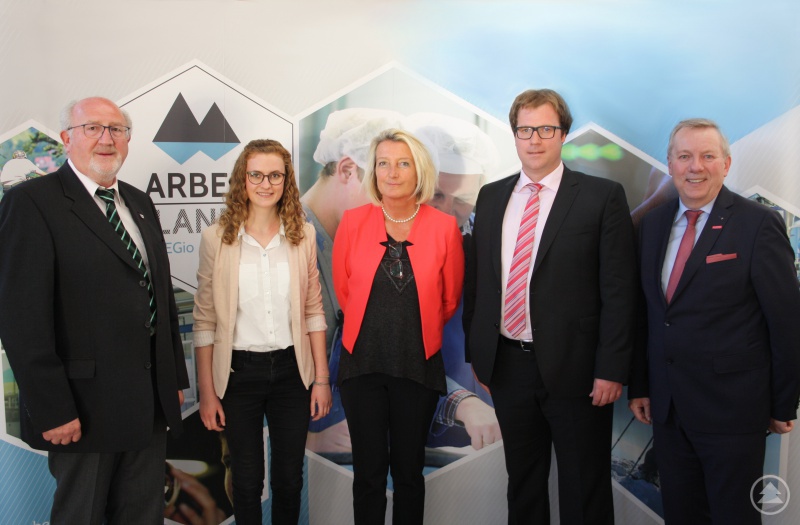 Sie machen sich stark für Schule und Handwerk im ARBERLAND: Regens stellvertretender Landrat Erich Muhr, Rektorin Irene Luber (Vorsitzende für die Schulen, Arbeitskreis SCHULEWIRTSCHAFT), Projektassistentin Teresa Kaiß und Regionalmanager Stephan Lang von der ARBERLAND REGio GmbH (Vorsitzender für die Wirtschaft, Arbeitskreis SCHULEWIRTSCHAFT) sowie Jürgen Kilger, stellvertretender Hauptgeschäftsführer der Handwerkskammer Niederbayern-Oberpfalz.
