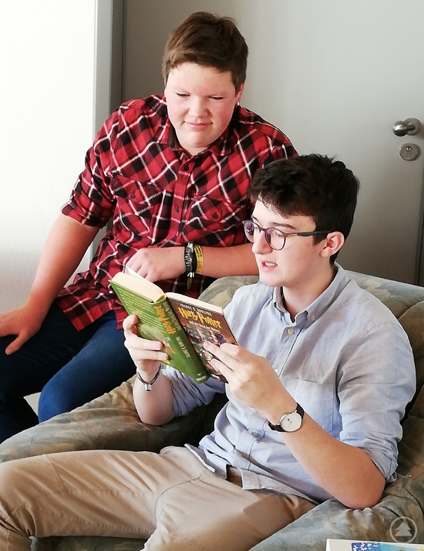 Lukas Eider und Johannes Haintze (v. l.) lasen aus dem 1. Band der „Harry Potter“-Reihe vor.