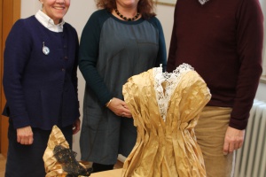 Übergabe der Papierskulptur „Goldhaubenträgerin“