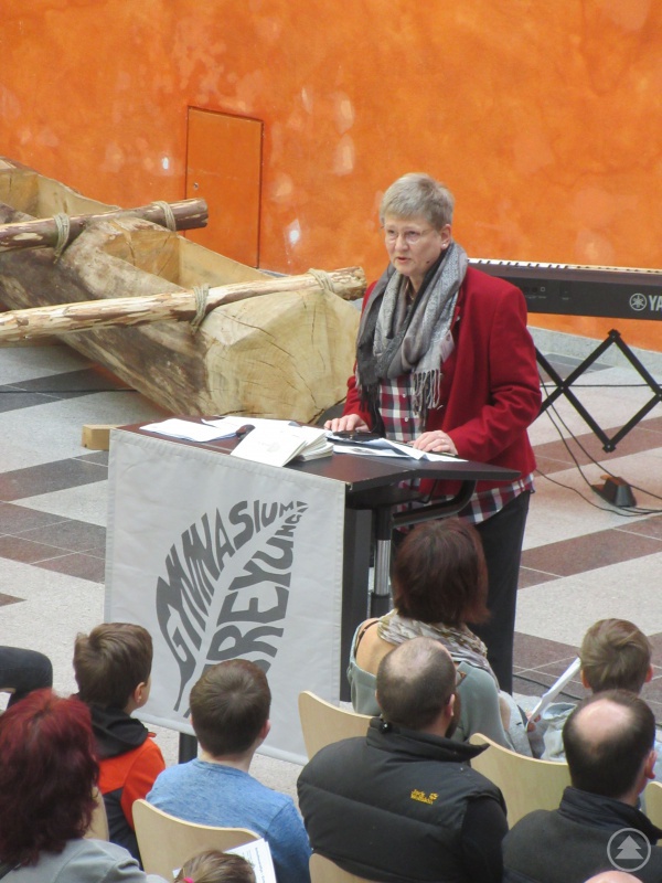 Schulleiterin Barbara Zethner begrüßte zunächst die Gäste im Innenhof der Aula und informierte im Anschluss die Eltern über die Besonderheiten der gymnasialen Bildung.