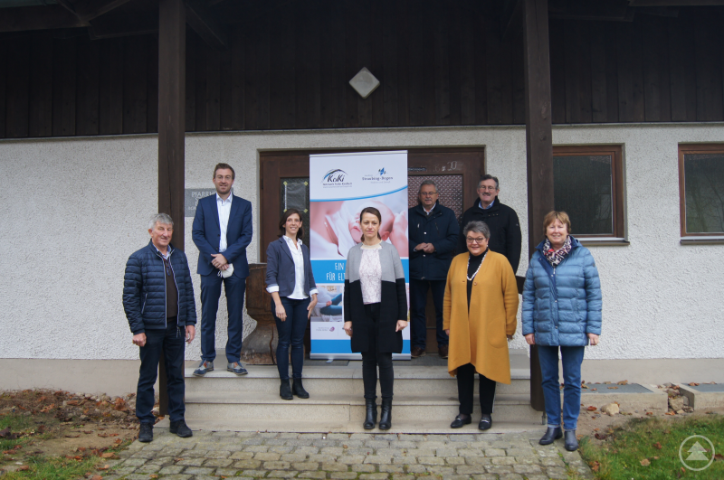 Josef Ehrl (Geschäftsführer Kita St. Martin), Georg Edbauer (Bürgermeister Markt Schwarzach), Marina Luginger (Sozialpädagogin der KoKi), Bärbel Weygandt (Familienkinderkrankenschwester und Leiterin der Babysprechstunde), Landrat Josef Laumer, Pfarrer Alfons Dirscherl, Gerlinde Gietl (Leiterin Amt für Jugend und Familie des Landkreises), Rosi Rink (KoKi, von links) freuen sich über das neue KoKi-Angebot in Schwarzach