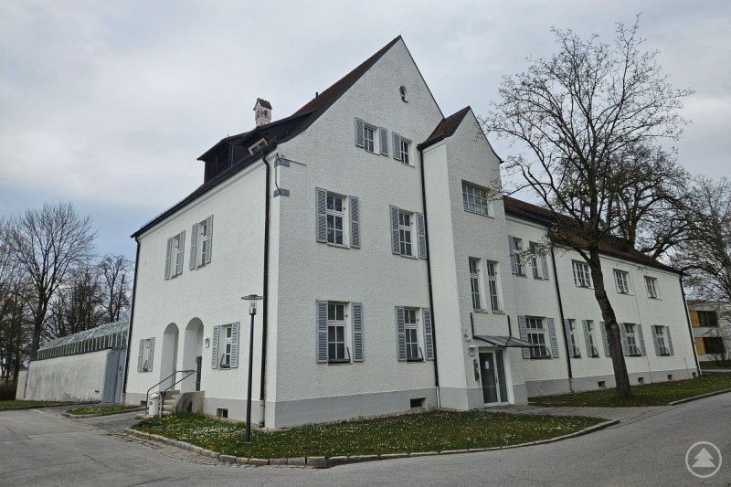 Der Bezirksausschuss hat die Entwurfsplanung mit Kostenberechnung über 14,5 Millionen Euro für die Sanierung des Gebäudes B15 am Bezirksklinikum Mainkofen genehmigt. Das denkmalgeschützte Gebäude B15 am Bezirksklinikum Mainkofen, das künftig für pflegebedürftige Patienten des Maßregelvollzugs saniert werden soll.