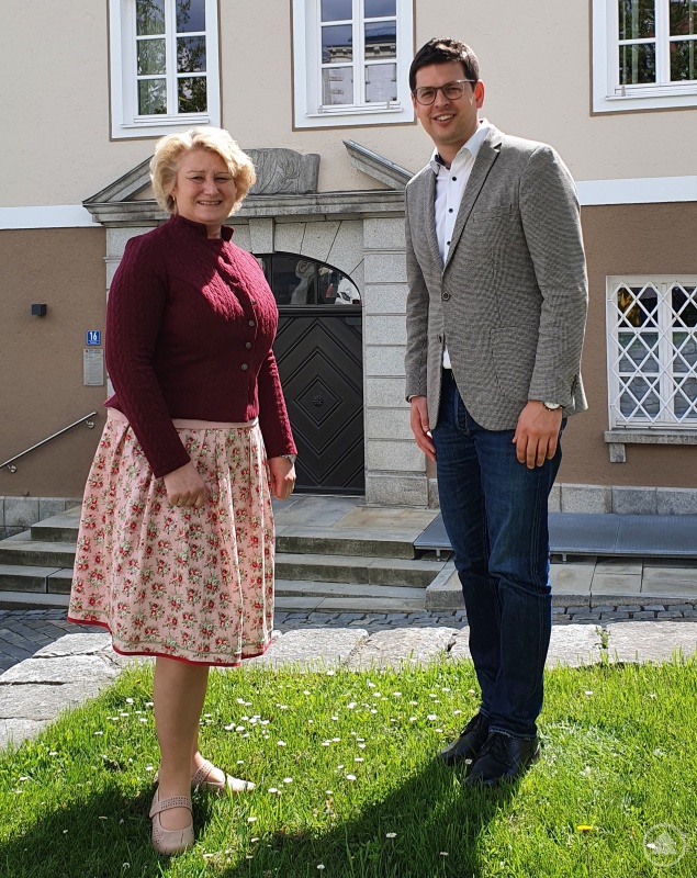 Rita Hagl-Kehl, SPD-Bundestagsabgeordnete, und Bürgermeister Martin Pichler vor dem Rathaus in Schönberg.