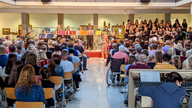 Die zahlreichen Gäste an der Realschule Grafenau lauschten begeistert den Darbietungen des Schulchors und der Schulband.